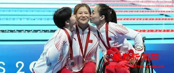 巴黎残奥会卢冬夺冠与队友深情的吻