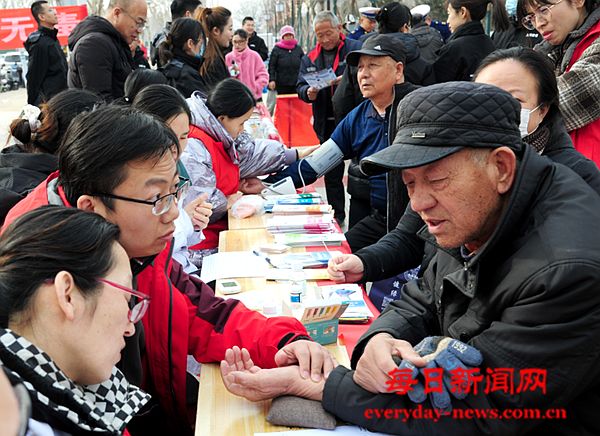 万荣：“文明集市”让年味更浓