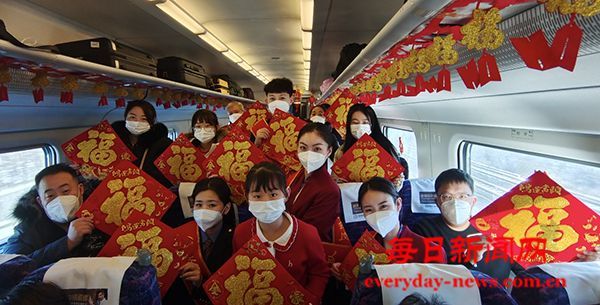 视频：追光丨“铁路百科”护航旅客归家路