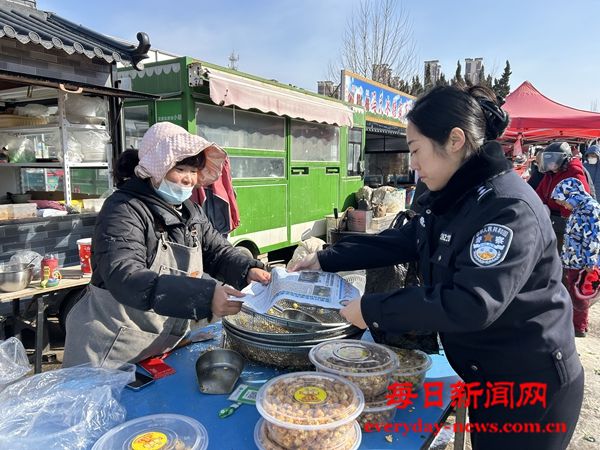 赶集日来宣传 烟火里送安全——烟台交警第