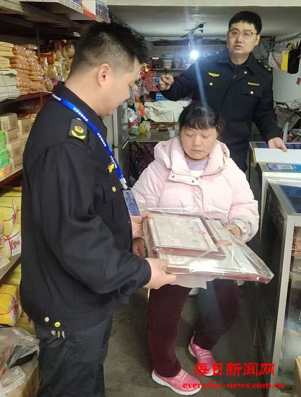 湖北省公安县闸口市场监管所开展“送证 上