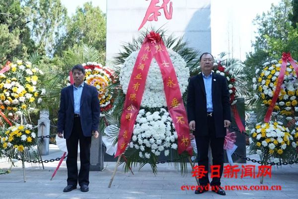 保家卫国当英雄 我用美酒慰忠魂