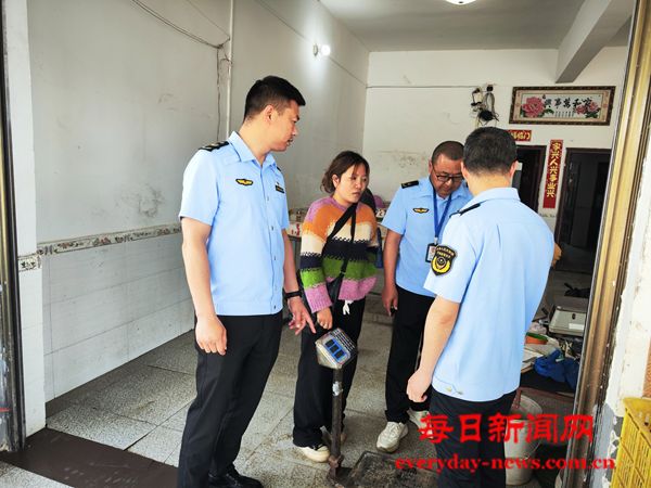 湖北省公安县麻口市场监管所：开展电子秤专