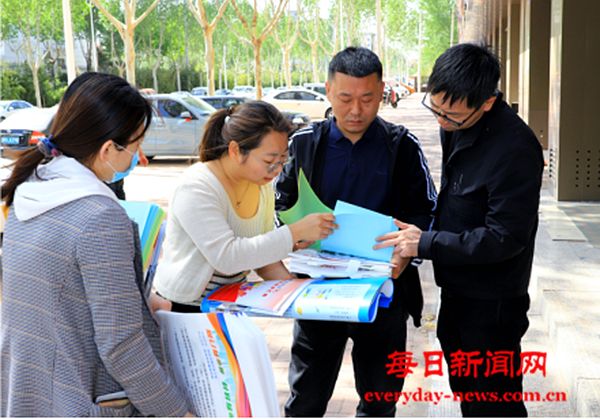 万荣县人社局上门送政策激发市场活力