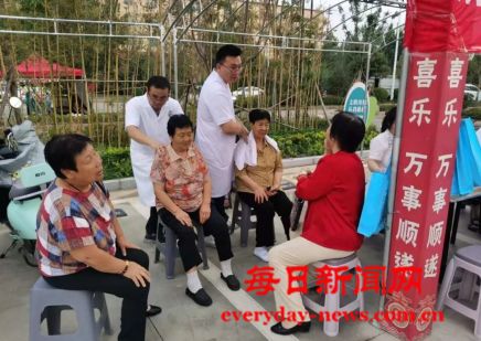 万荣县开展“盛夏惠民健康行”文明实践暨文