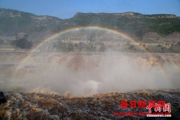 黄河壶口瀑布呈现“彩虹桥”景观