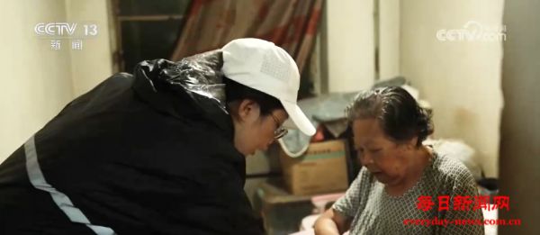 超5万人连夜撤离 镜头记录安置点里的24