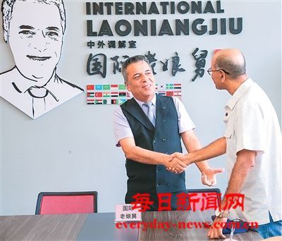 浙江义乌鸡鸣山社区以多种形式服务外籍居民