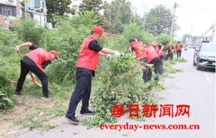 清理社区街道卫生  助力美丽城市建设