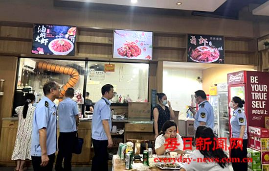 湖北省公安县孱陵市场监管所：夜检餐饮强监