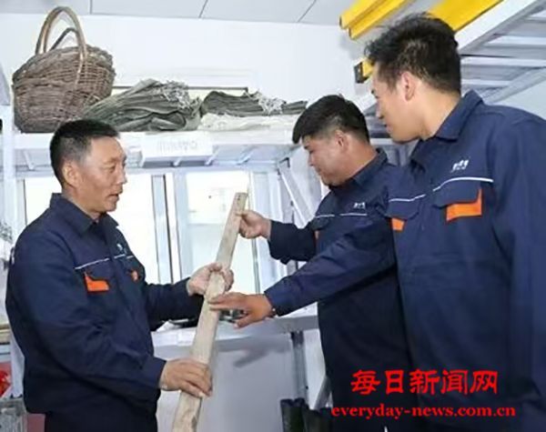 "扁担电工"担起乡亲情