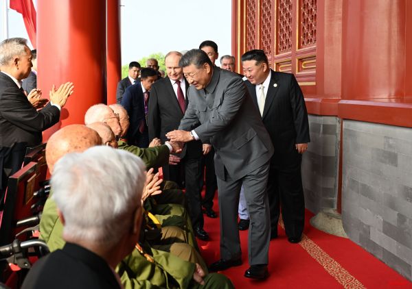 微镜头·习近平总书记同抗战老战士老同志亲