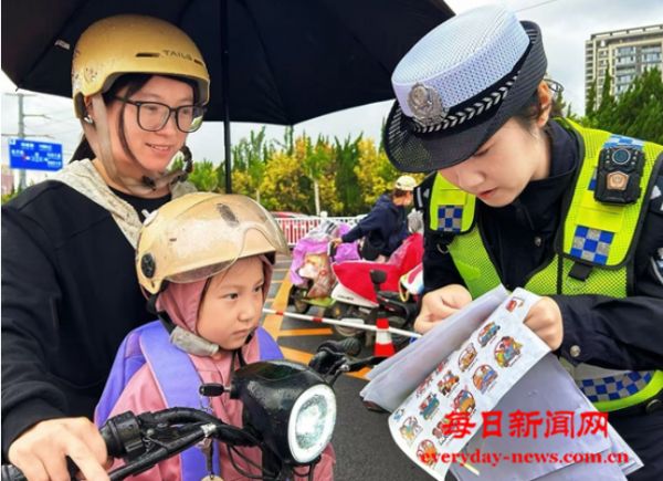 “小贴纸”助推头盔佩戴“大安全”——烟台