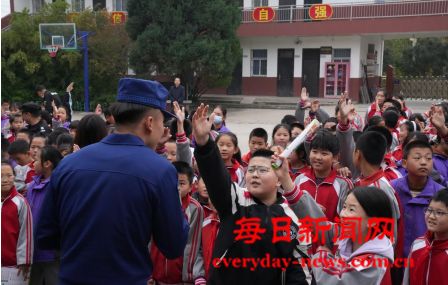 寓教于乐零距离｜陕西机动队伍深入校园 以