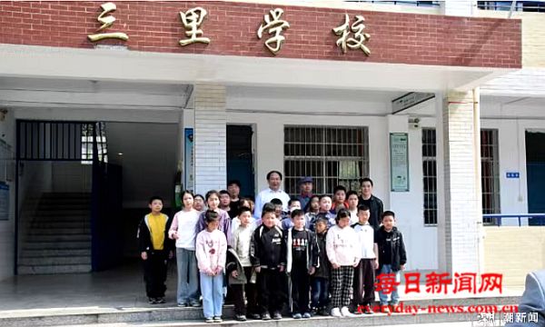 扮演毛泽东主席的特型演员毛新群 应邀l来