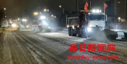 山东烟台：以雪为令昼夜奋战 全力除雪防滑