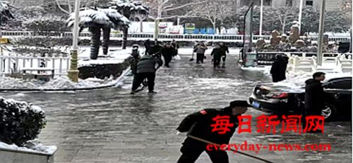 积极除雪、同帮共助--队员热心服务获称赞