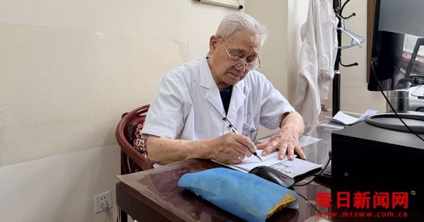 八旬医者坚守临床一线四十余载——记北京体坛中医医院中医肾病专家张启锐