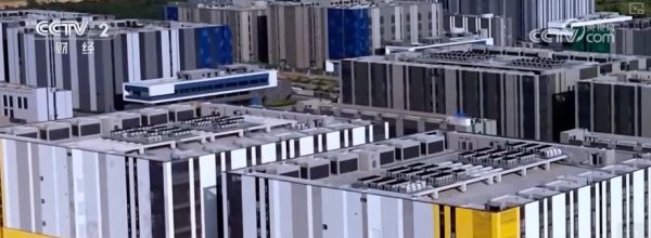 算力引擎加速升级叠加充沛电力保障的绿色底