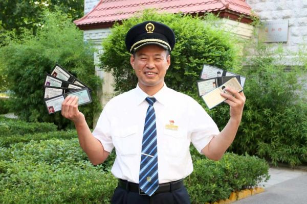 时代人物丨七本火车驾照里的飞驰人生