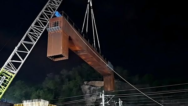 新进展+1 跨厦深铁路特大桥门式墩钢盖梁
