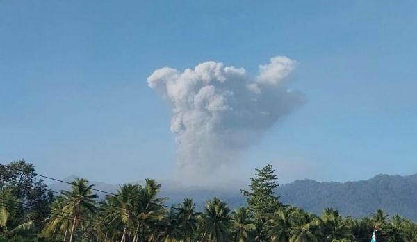 印尼杜科诺火山喷发 火山灰柱高达2300