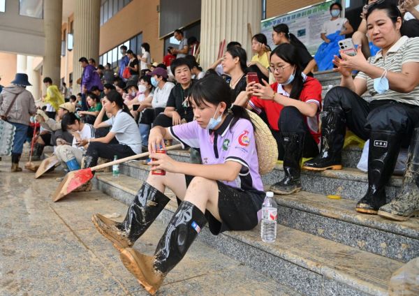 广西救灾一线最新直击：淤泥层层清 希望步